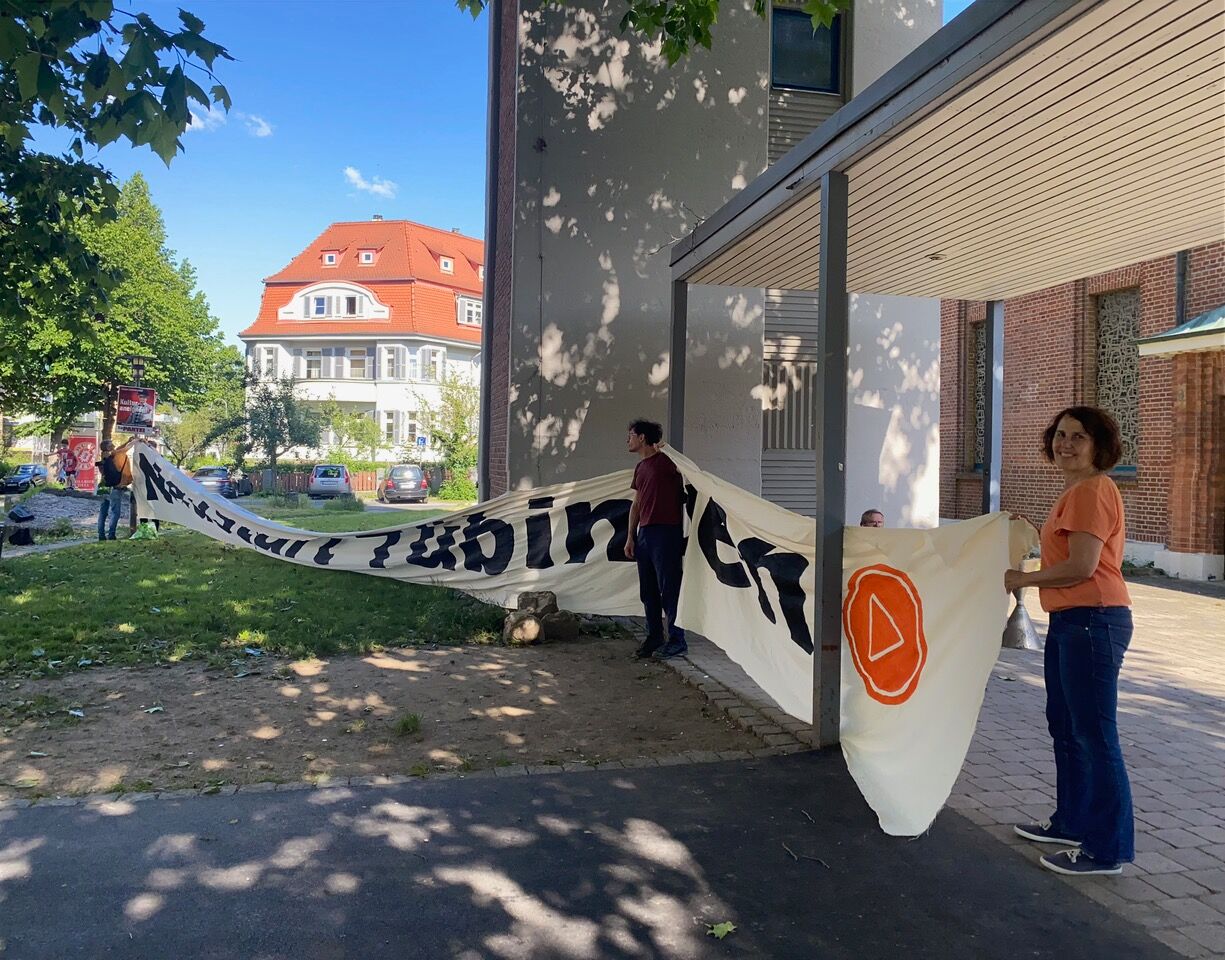 Vorbereitung der MV 2024: Das Neustart Banner wird aufgehängt