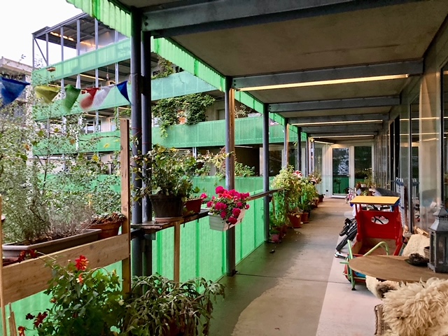 Blick auf einen Laubengang im Projekt Stadterle Basel