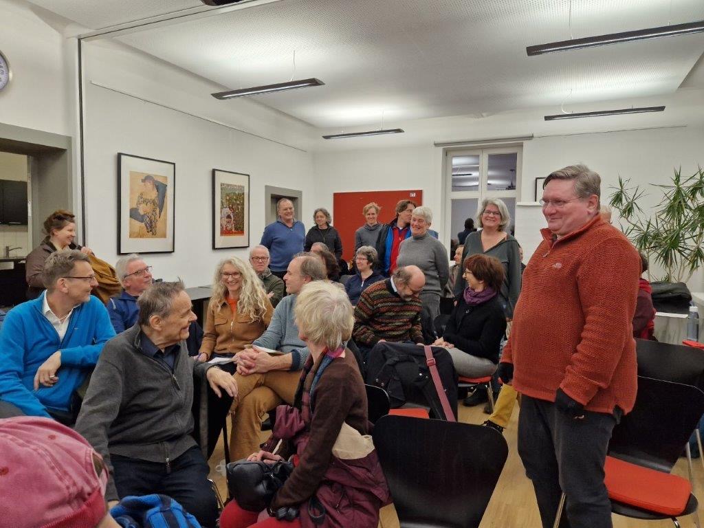 Blick auf den Veranstaltungsraum des Workshops "Wohntypologien". Menschen im regen Austausch zu ihrer aktuellen und für die Zukunft angestrebten Wohnform.