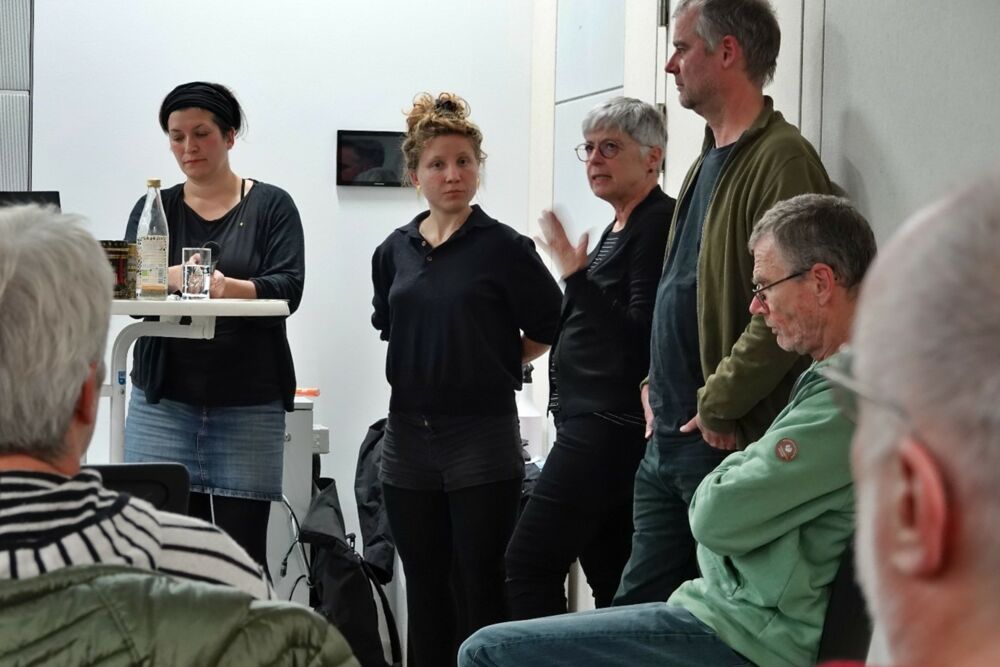 Mitgliederversammlung 2022 weitere Berichte (stehend vrnl: Jan Schuster, Carola Kochner, Hanna Neuffer)
